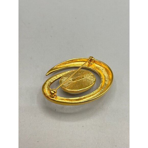 Vintage Monet Gold Tone Faux Pearl Swirl Brooch Pin Oval Shaped Spiral - Picture 5 of 6